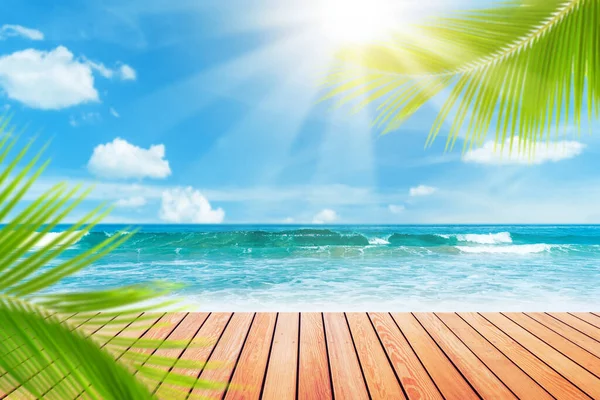 Bokeh güneş ışığı dalgası ve fotokopi alanı üzerinde palmiye ağacı olan bulanık tropik plaj. Eski ahşap masa soyut arka plan. Doğada ürün sunumu. Klasik ton filtre efekti renk biçimi.