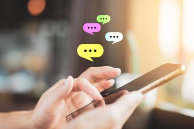 Kahve dükkanında uçan e-posta ikonu ve soyut çizgi çizgisi olan akıllı telefon kullanan bir kadın. Teknoloji sektörü ve serbest meslek kavramı. Klasik ton filtre efekti renk biçimi.
