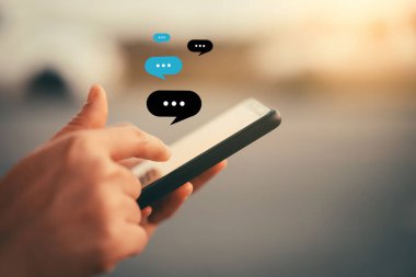 Açık hava parkı arka planında sohbet ikonu olan akıllı bir telefon kullanarak kadın el ele tutuşunu kapat. Teknoloji ve seyahat tatil konseptinin kopyalama alanı. Klasik ton filtre efekti rengi.