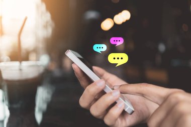 Kahve dükkanında uçan e-posta ikonu ve soyut çizgi çizgisi olan akıllı telefon kullanan bir kadın. Teknoloji sektörü ve serbest meslek kavramı. Klasik ton filtre efekti renk biçimi.