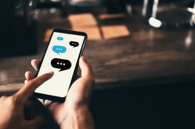 Kahve dükkanında uçan e-posta ikonu ve soyut çizgi çizgisi olan akıllı telefon kullanan bir kadın. Teknoloji sektörü ve serbest meslek kavramı. Klasik ton filtre efekti renk biçimi.