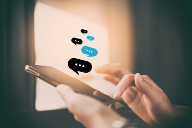 Kahve dükkanında uçan e-posta ikonu ve soyut çizgi çizgisi olan akıllı telefon kullanan bir kadın. Teknoloji sektörü ve serbest meslek kavramı. Klasik ton filtre efekti renk biçimi.
