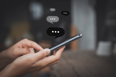 Kahve dükkanında uçan e-posta ikonu ve soyut çizgi çizgisi olan akıllı telefon kullanan bir kadın. Teknoloji sektörü ve serbest meslek kavramı. Klasik ton filtre efekti renk biçimi.