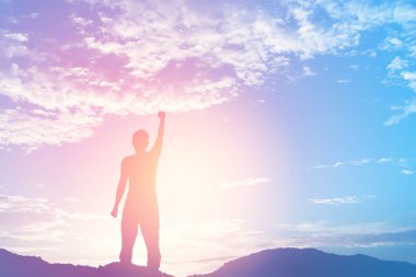 İnsan elinin dağın tepesine yükselişini ve günbatımı gökyüzünün soyut arkaplanını kopyala. Özgürlük yolculuğu macerası ve iş zaferi kavramı. Klasik ton filtre efekti renk biçimi.