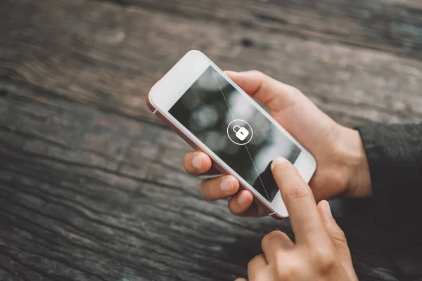 Kahve dükkanında kilit grafiği olan akıllı telefon kullanan bir kadın. Teknoloji işi konsepti. Klasik ton filtre efekti renk biçimi.