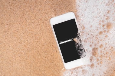 Tropikal kum plajı dokusu arka planında bar simgesine sahip akıllı telefon. Teknoloji ticareti ve seyahat doğa kavramının siyah kopya alanı.