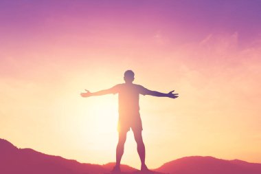 İnsan elinin dağın tepesine yükselişini ve günbatımı gökyüzünün soyut arkaplanını kopyala. Özgürlük yolculuğu macerası ve iş zaferi kavramı. Klasik ton filtre efekti renk biçimi.