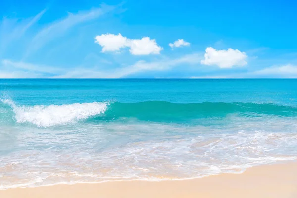 Praia Tropical Bonita Com Céu Azul Nuvens Brancas Fundo Textura — Fotografia de Stock