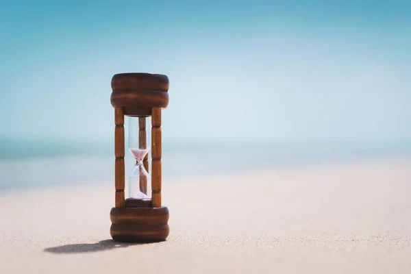 Пісочний Годинник Піщаному Пляжі Блакитним Фоном Неба Урожай Тон Фільтра — стокове фото