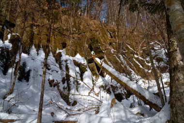 Vladivostok 'taki donmuş nehir boyunca kışın taş sütunlar.       