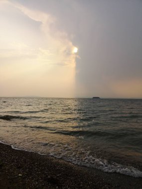 Güneşli gün batımı Vladivostok 'ta gökyüzünü ikiye ayırır.