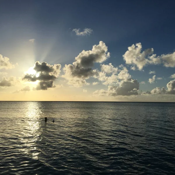 Die Sonne Scheint Die Wolken Himmel Auf Der Tropischen Insel — Stockfoto
