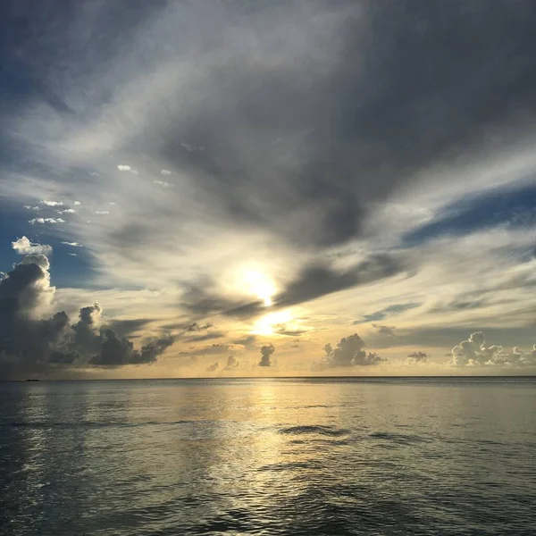 Die Sonne War Auf Der Tropischen Insel Fast Hinter Dem — Stockfoto