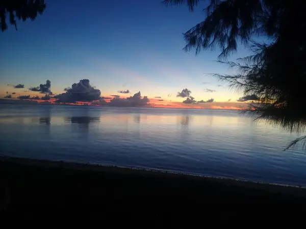 Der Rosa Sonnenuntergang Über Dem Meer Auf Einer Tropischen Insel — Stockfoto