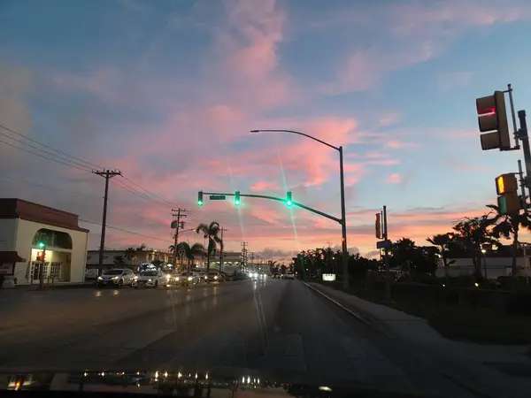 Vaaleanpunainen Trooppinen Auringonlasku Tien Päällä Liikennevalo Saipanilla — kuvapankkivalokuva