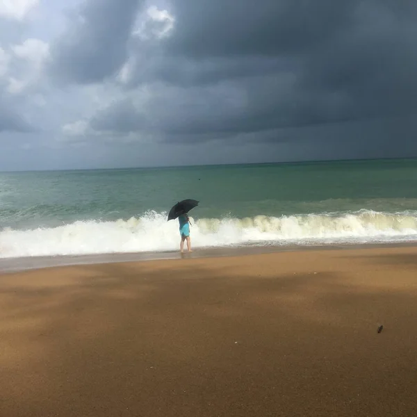Die Alleinstehende Frau Mit Sonnenschirm Strand Des Sturmmeeres — Stockfoto