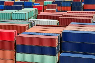 İthalat, lojistik konsept için kargo gemisinden konteynır kutusu.