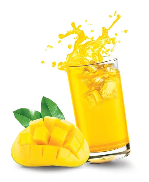 Vaso Jugo Mango Salpicado Con Fruta Mango Sobre Fondo Blanco — Foto de Stock