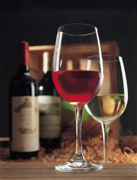 Ποτήρια Από Κόκκινο Και Λευκό Κρασί Στο Τραπέζι — Φωτογραφία Αρχείου