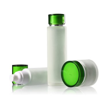 Beyaz arkaplanda kozmetik krem kutusu