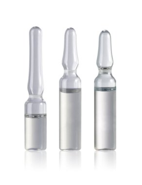 Beyaz arkaplanda ampuller izole edildi