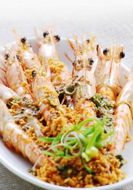 Kıymalı sarımsaklı tabakta kızarmış karides.