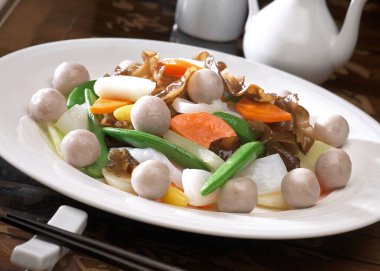 Asya mutfağında kızartılmış sebze ve balık köftesi ve kalamar.