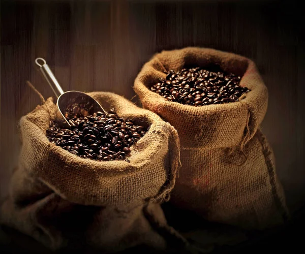 Çuvalda kahve çekirdeği ve kepçe.