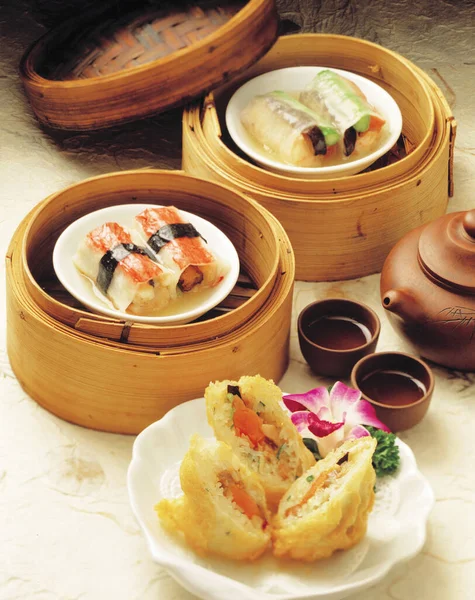 Assorted Asiático Alimentos Dim Sum Bambu Vapor Prato — Fotografia de Stock