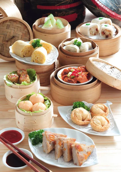 Bambu tencere ve tabakta çeşitli Asya yemekleri.