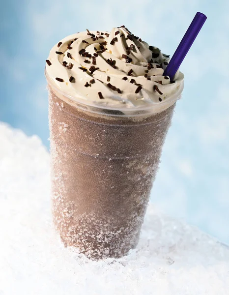 Krem şantili buzlu frappuccino.