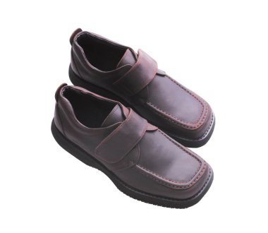 Beyaz arka planda kahverengi deri erkek ayakkabıları.