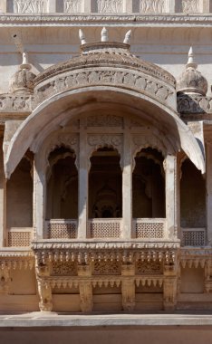 Jodhpur üzerindeki Mehrangarh kalesi. Açık balkonda oyulmuş taş pencere ve sütunlar.