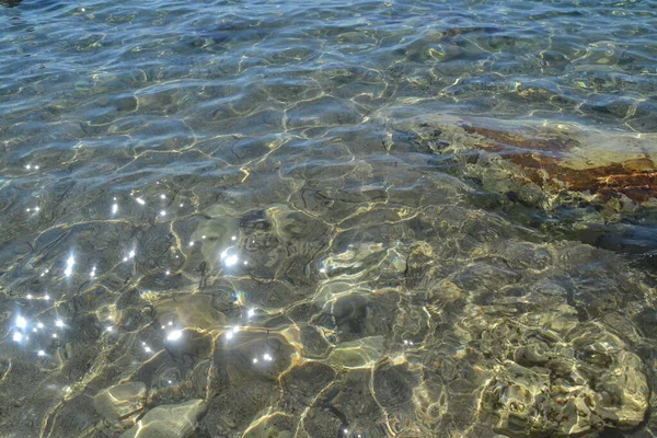 Podwodne Skały Oświetlone Słońcem Letni Dzień Przez Morską Wodę — Zdjęcie stockowe