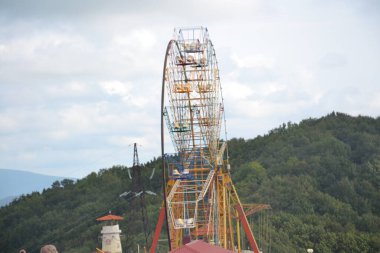 Dağlarda dönme dolap yüksekliğinde. Daha yükseğe.