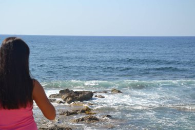 Mavi denize bakan bir kız.