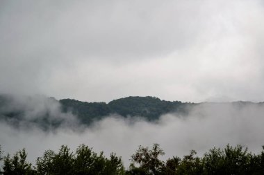 Bulutların üstündeki dağlarda