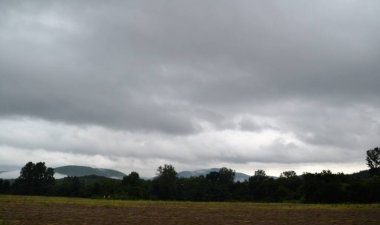 Düşük bulutlu doğal manzara