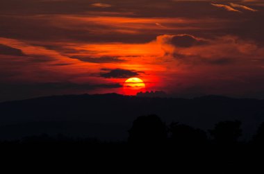 Tepelerin üzerinde yaz güneşi.