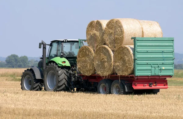 Tractor Werkend Het Veld Met Hooiballen Een Landbouwaanhanger — Stockfoto