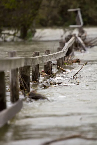 Overstromende Rivier Het Houten Hek — Stockfoto