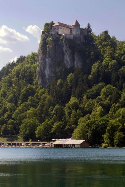 Slovenya 'da göl kenarındaki uçurumda bir kale..