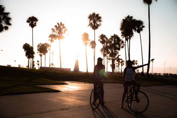 Venice Plajı Bisikletçi Kızları — Stok fotoğraf