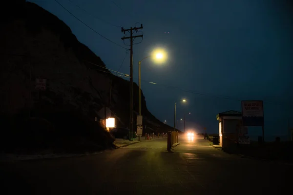 马利布路 晚上有车 — 图库照片