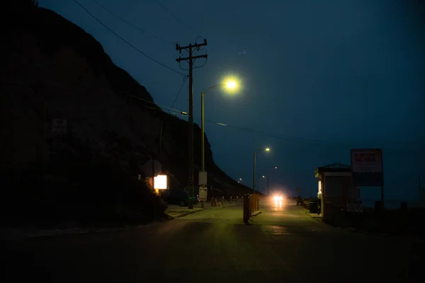 Malibu Yolu, gece bir arabayla