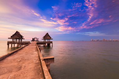 Yol okyanus güzel gökyüzü güneş battıktan sonra yol yürüme