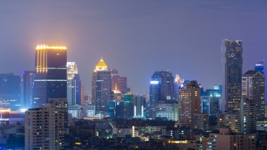 Gece ışık şehir ofis binası Twilight, Bangkok Tayland