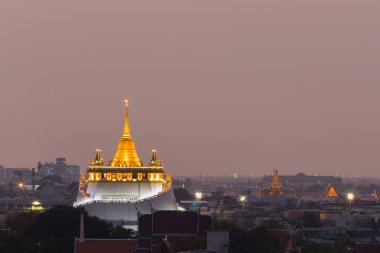 Altın Dağı Tapınağı gece görünümü