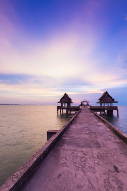 Yolu ile dramatik gökyüzü okyanus yol yürüme