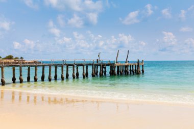 Tekne iskelesi sahil boyunca Balık tutma